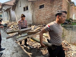 Sat Set! Polres Temanggung Bantu Warga Benahi Rumah Terdampak Angin Kencang