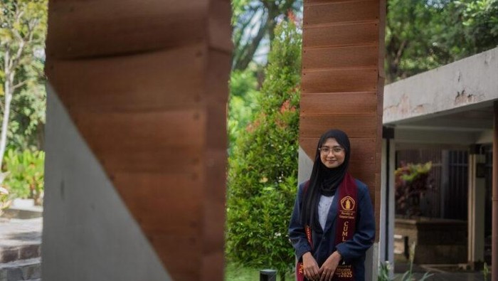 Kisah Inspiratif Annes, Dari Pengupas Mete Hingga Jadi Lulusan Terbaik UB