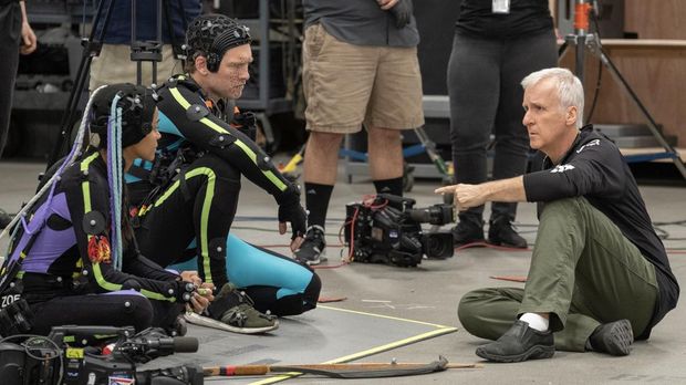 (L-R) Zoe Saldana, Sam Worthington and Director James Cameron on the set of 20th Century Studios' AVATAR: FIRE AND ASH. Photo by Mark Fellman. © 2024 20th Century Studios. All Rights Reserved.