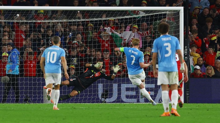Soccer Football - FIFA World Cup - UEFA Qualifiers - Group J - Wales v Belgium - Cardiff City Stadium, Cardiff, Wales, Britain - October 13, 2025 Belgiums Kevin De Bruyne scores their third goal from the penalty spot past Wales Karl Darlow Action Images via Reuters/Matthew Childs
