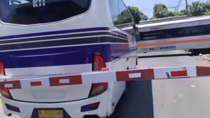 Bus Karyawan Nyaris Tergilas Kereta Di Probolinggo Usai Paksa Terobos Palang Pintu