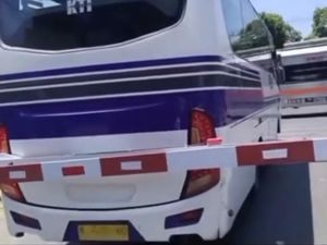 Aksi Nekat Sopir Bus Viral Terobos Palang KA, Nyaris Disambar Kereta Aksi Nekat Sopir Bus Viral Terobos Palang KA, Nyaris Disambar Kereta