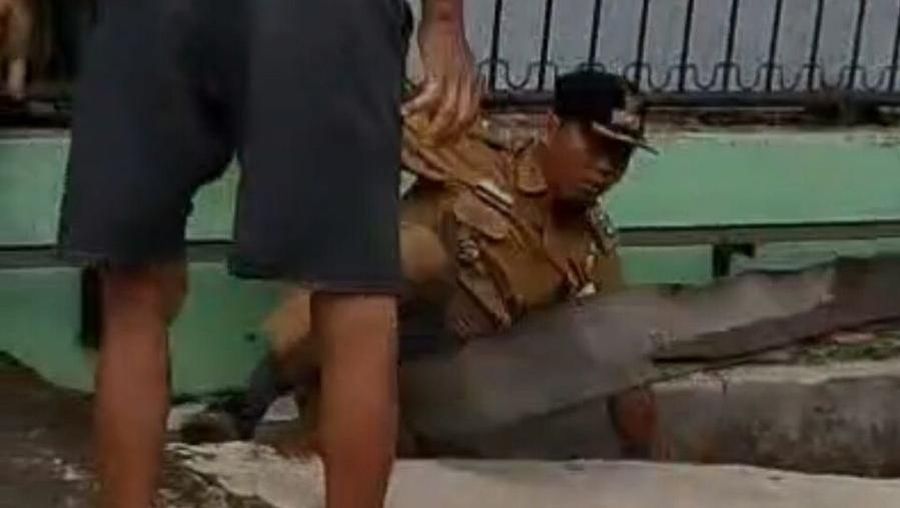 Video: Lurah Masuk Parit Didorong Warga saat Bongkar Polisi Tidur