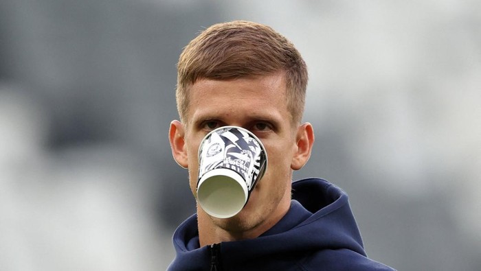 Soccer Football - UEFA Champions League - Newcastle United v FC Barcelona - St James Park, Newcastle, Britain - September 18, 2025 FC Barcelonas Dani Olmo inside the stadium before the match REUTERS/Scott Heppell