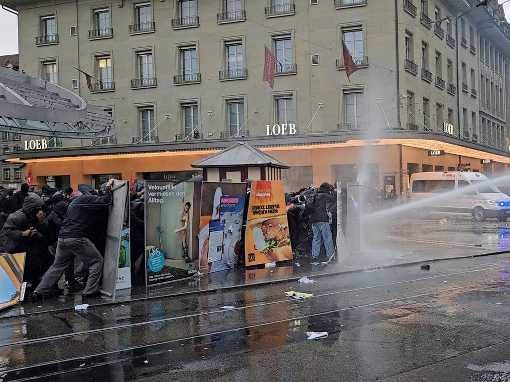 Demo Pro-Palestina di Swiss Berujung Bentrokan Demo Pro-Palestina di Swiss Berujung Bentrokan