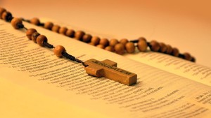 Susunan Doa Rosario Senin 1 Maret 2026: Dikuatkan dalam Harapan