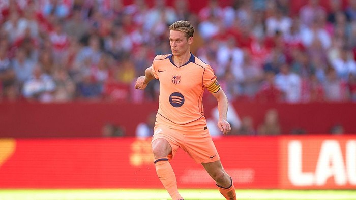 SEVILLE, SPAIN - OCTOBER 05: Frenkie De Jong of FC Barcelona in action during the LaLiga EA Sports match between Sevilla FC and FC Barcelona at Estadio Ramon Sanchez Pizjuan on October 05, 2025 in Seville, Spain. (Photo by Fran Santiago/Getty Images)
