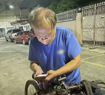 Kisah Dedikasi Kakek 65 Tahun Tetap Antar Makanan Meski Motornya Rusak