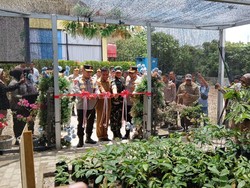 Kapolda Riau Ajak Warga Tanam Pohon: 5 Tahun Lagi Bisa Berteduh di Bawahnya