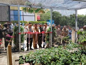 Kapolda Riau Ajak Warga Tanam Pohon: 5 Tahun Lagi Bisa Berteduh di Bawahnya Kapolda Riau Ajak Warga Tanam Pohon: 5 Tahun Lagi Bisa Berteduh di Bawahnya