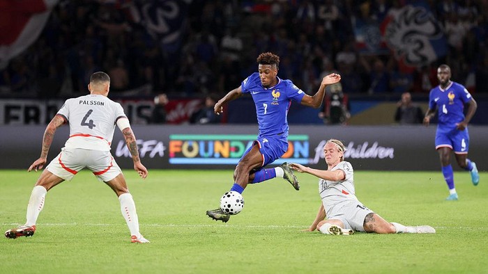 PARIS, FRANCE - SEPTEMBER 9: Kingsley Coman #7 of France controls the ball against Stefan Teitur Thordarson #16 of Iceland during the FIFA World Cup 2026 qualifier match between France and Iceland at Parc des Princes on September 9, 2025 in Paris, France. (Photo by Catherine Steenkeste/Getty Images)