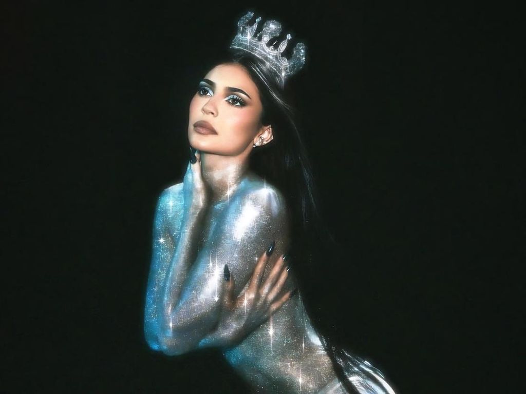 Kylie Jenner Bermahkota, Pesan Khusus ke Desainer Indonesia Rinaldy Yunardi Kylie Jenner Bermahkota, Pesan Khusus ke Desainer Indonesia Rinaldy Yunardi