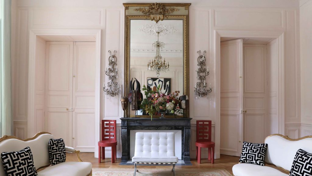 Memasuki ruang Le Salon Vivier bagaikan melangkah ke dalam dunia sang pendiri, sebuah ruang di mana era, gaya, dan inspirasi seni berpadu dalam percakapan yang penuh makna yang berkelas.