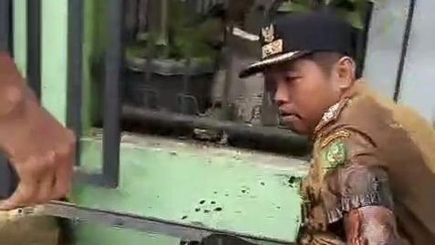 Lurah Perintis Muhammad Fadli terjatuh ke parit karena didorong warga saat bongkar polisi tidur (Dok. Kecamatan Medan Timur)