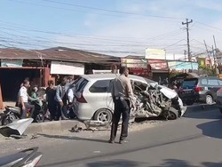 Mobil Senggolan-Tabrak Median Jalan Perintis Makassar Biang Macet Pagi Tadi
