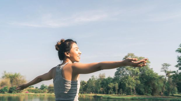 Berjemur 15 menit di pagi hari bukan sekadar aktivitas santai, tapi memiliki manfaat luar biasa. Mulai dari memperbaiki suasana hati hingga meningkatkan energi.