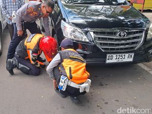 Dishub Makassar Gembok Mobil Parkir Liar di Sepanjang Jalan Ahmad Yani Dishub Makassar Gembok Mobil Parkir Liar di Sepanjang Jalan Ahmad Yani