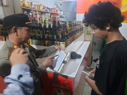 Polisi Gerebek Warung Jamu yang Jual Miras Oplosan di Sawangan Depok Polisi Gerebek Warung Jamu yang Jual Miras Oplosan di Sawangan Depok