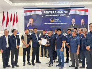 Serahkan SK NasDem Tapteng, DPW Sumut Minta Rebut Kembali Posisi Bupati Serahkan SK NasDem Tapteng, DPW Sumut Minta Rebut Kembali Posisi Bupati