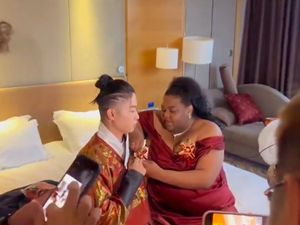 Potret Viral Pria China Nikahi Wanita Afrika, Ekspresi Ortu Jadi Sorotan Potret Viral Pria China Nikahi Wanita Afrika, Ekspresi Ortu Jadi Sorotan