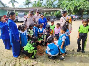 Polres Dumai Edukasi Anak TK Tanam Pohon Lewat Program Green Policing