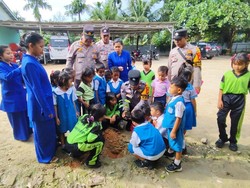Polres Dumai Edukasi Anak TK Tanam Pohon Lewat Program Green Policing