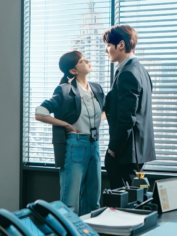 Oh Yeon Seo dan Choi Jin Hyuk berada di ruangan kantor yang sama dalam potret adegan perdana drama 'Positively Yours'. Keduanya akan berperan sebagai pasangan yang terlibat cinta lokasi.