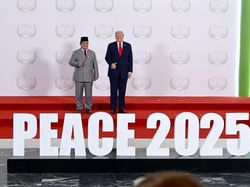 Gaya Foto Jempol Bapak-bapak Ala Trump dan Prabowo di KTT Perdamaian Gaza