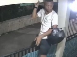 Maling Helm di Depok Ini Viral, Terekam CCTV Saat Panjat Pagar Rumah Korban