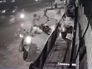 Warga Gresik Dibegal Gerombolan Bersenjata di Dekat Unesa, 2 Motor Raib Warga Gresik Dibegal Gerombolan Bersenjata di Dekat Unesa, 2 Motor Raib