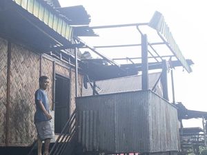 21 Rumah Rusak Diterjang Angin Kencang di Pinrang 21 Rumah Rusak Diterjang Angin Kencang di Pinrang