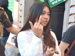 Acungan Jari Tengah Selebgram Vienna hingga Senyum Penjual Sayur Usai Sidang Acungan Jari Tengah Selebgram Vienna hingga Senyum Penjual Sayur Usai Sidang