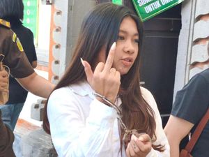 Acungan Jari Tengah Selebgram Vienna Usai Divonis 1,5 Tahun Bui di Kasus Judol Acungan Jari Tengah Selebgram Vienna Usai Divonis 1,5 Tahun Bui di Kasus Judol