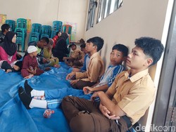 Kesaksian Siswa SMPN 1 Cisarua Keracunan MBG: Ayamnya Bau Basi Kesaksian Siswa SMPN 1 Cisarua Keracunan MBG: Ayamnya Bau Basi