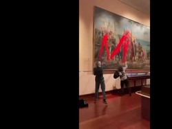 Video: Aksi Protes Aktivis Lempar Cat ke Lukisan Christopher Columbus