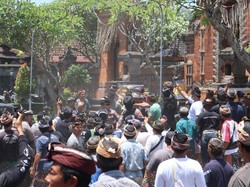 Paruman Desa Adat Bugbug Ricuh, Dua Kelompok Saling Dorong