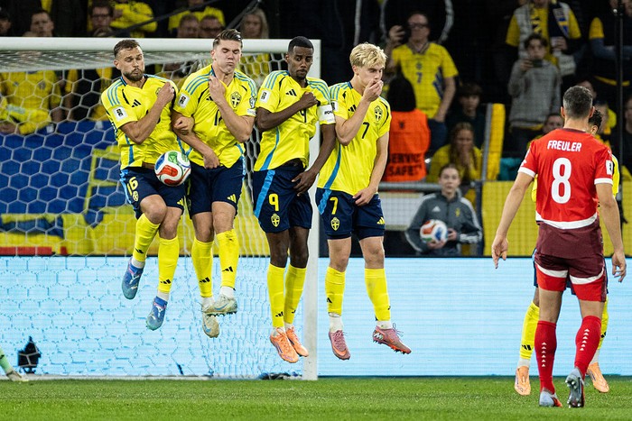 Timnas Swedia SOLNA, SWEDEN - OCTOBER 10: Jesper Karlstrom, Viktor Gyokeres, Alexander Isak, and Lucas Bergvall of Sweden form a wall to defend a free kick during the FIFA World Cup 2026 qualifier match between Sweden and Switzerland at Strawberry Arena on October 10, 2025 in Solna, Sweden. (Photo by Michael Campanella/Getty Images)