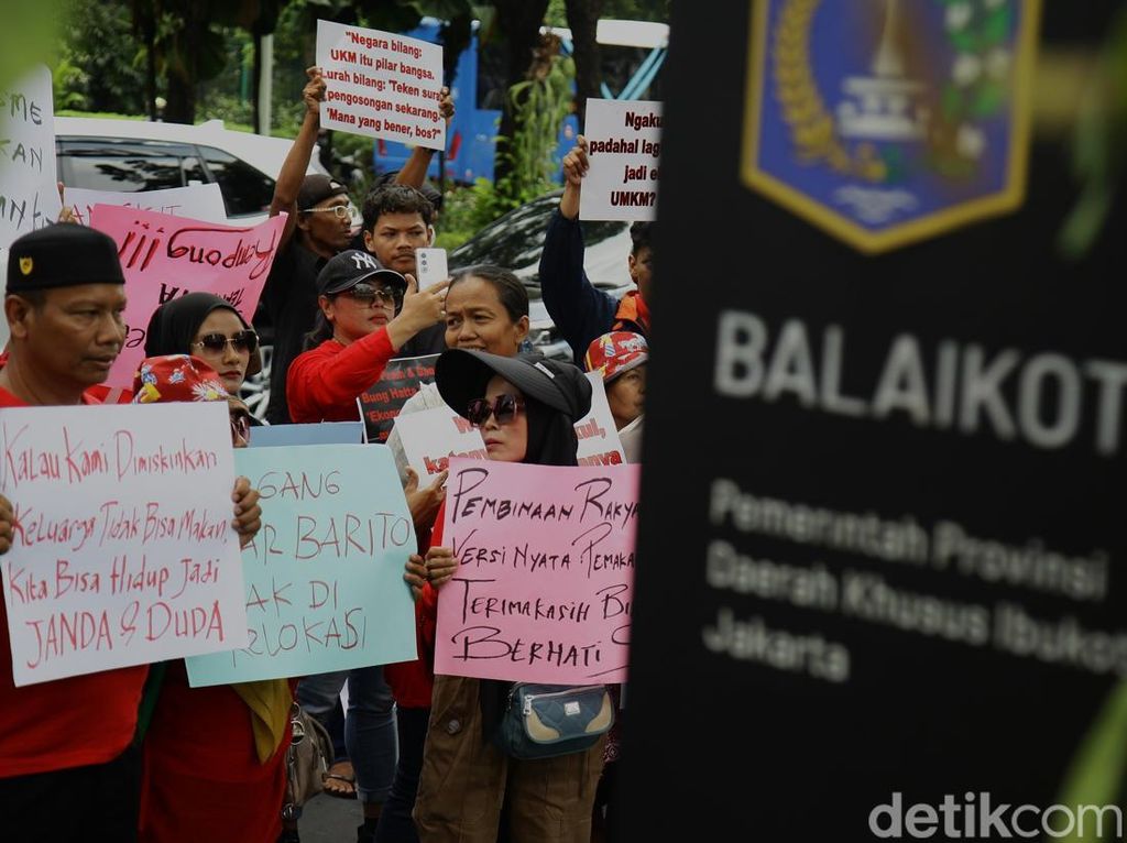 Tolak Penggusuran, Pedagang Pasar Barito Demo di Balai Kota Jakarta Tolak Penggusuran, Pedagang Pasar Barito Demo di Balai Kota Jakarta