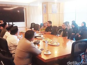 Direksi Trans7 Temui dan Minta Maaf Langsung ke Alumni Lirboyo Direksi Trans7 Temui dan Minta Maaf Langsung ke Alumni Lirboyo