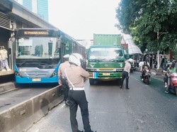 Truk Mogok di Tanjung Duren Dievakuasi, Lalin Kembali Normal Truk Mogok di Tanjung Duren Dievakuasi, Lalin Kembali Normal