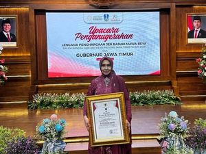 Alumni FK Unair Ini Dapat Penghargaan Atas Pengabdian Sosialnya Alumni FK Unair Ini Dapat Penghargaan Atas Pengabdian Sosialnya