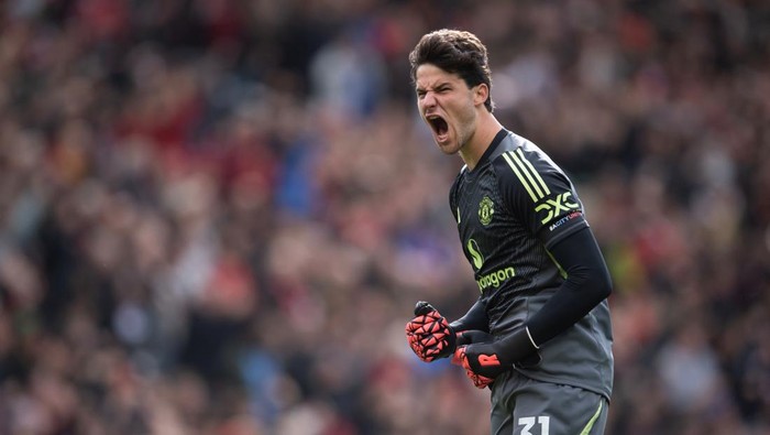 MANCHESTER, ENGLAND - OCTOBER 4: Manchester United goalkeeper Senne Lammens celebrates a goal during the Premier League match between Manchester United and Sunderland at Old Trafford on October 4, 2025 in Manchester, England. (Photo by Visionhaus/Getty Images) ***Local Caption*** Senne Lammens