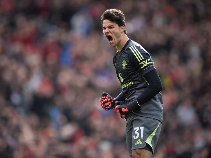 MANCHESTER, ENGLAND - OCTOBER 4: Manchester United goalkeeper Senne Lammens celebrates a goal during the Premier League match between Manchester United and Sunderland at Old Trafford on October 4, 2025 in Manchester, England. (Photo by Visionhaus/Getty Images) ***Local Caption*** Senne Lammens
