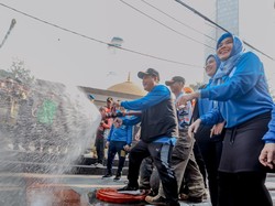 Kala Ribuan Orang Kompak Bebersih Kota Bandung
