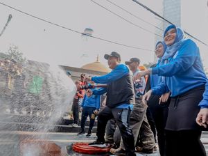 Kala Ribuan Orang Kompak Bebersih Kota Bandung Kala Ribuan Orang Kompak Bebersih Kota Bandung