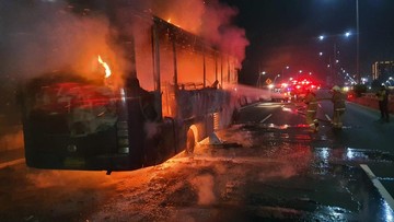    Kobaran Maut di Jakut: Bus Ludes Dilalap Api, Kerugian Setara Harga Rumah Mewah!   Detik-Detik Bus Berubah Jadi Obor di Jakut: Asap Mengepul, Kerugian Bikin Kepala Pusing!   Tragedi Jakut: Mesin Batuk, Bus Meledak! Kerugian Rp 2 M Melayang dalam Sekejap