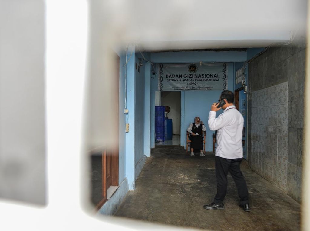 Dapur MBG Cisarua Ditutup Sementara Usai Siswa Keracunan Massal Dapur MBG Cisarua Ditutup Sementara Usai Siswa Keracunan Massal