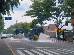 Solo Panas Ngentang-entang, Water Canon Polisi Dikerahkan Semprot Jalan