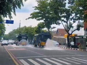 Solo Panas Ngentang-entang, Water Canon Polisi Dikerahkan Semprot Jalan Solo Panas Ngentang-entang, Water Canon Polisi Dikerahkan Semprot Jalan