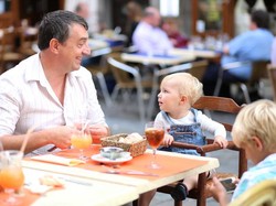 Duh! Pelayan Masih Sering Taruh Makanan Panas di Dekat Bayi